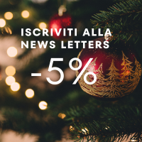 Immagine a tema Natale con luci, decorazioni e regali, che annuncia uno sconto del 5% per chi si iscrive alla newsletter. Parole chiave: Natale, sconto, offerta, promo, newsletter, regali, shopping natalizio, idee regalo, festività.
