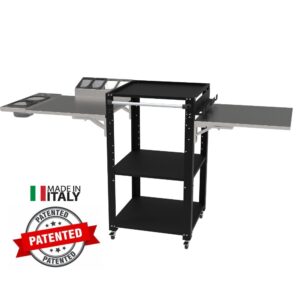 Carrello porta forno Space004N-RIP Il carrello porta forno Space004N-RIP è ideale per forni a legna e a gas, perfetto per pizzaioli professionisti e amatoriali. Realizzato in acciaio resistente con ripiani spaziosi, offre supporto stabile per il forno e spazio per legna, utensili e ingredienti. Grazie alle ruote piroettanti con freno, è facile da spostare e stabile durante l'uso. Perfetto per chi cerca un carrello funzionale e robusto per la pizza fatta in casa o in pizzeria.