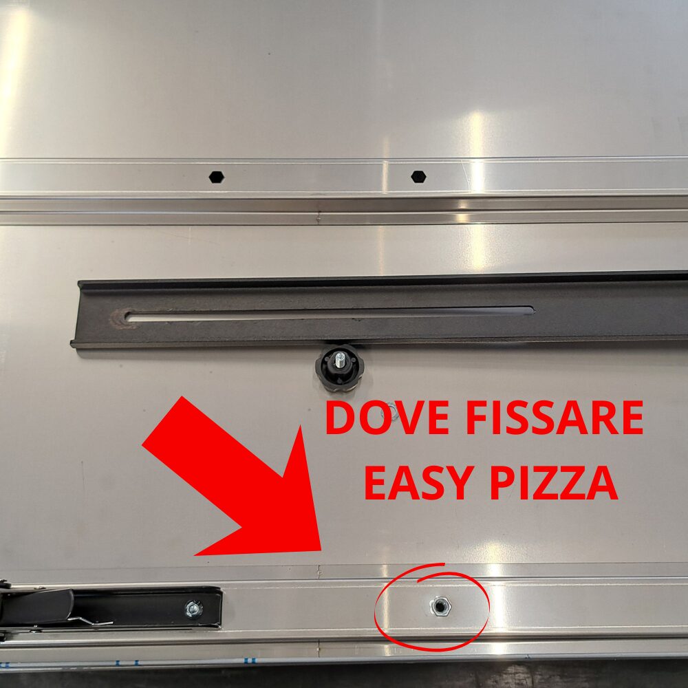 Dettaglio del supporto tecnico SPACE EASY PIZZA installato su Carrello Space One. L'accessorio sostiene la pala in posizione orizzontale per il caricamento della pizza con metodo napoletano senza fori aggiuntivi.