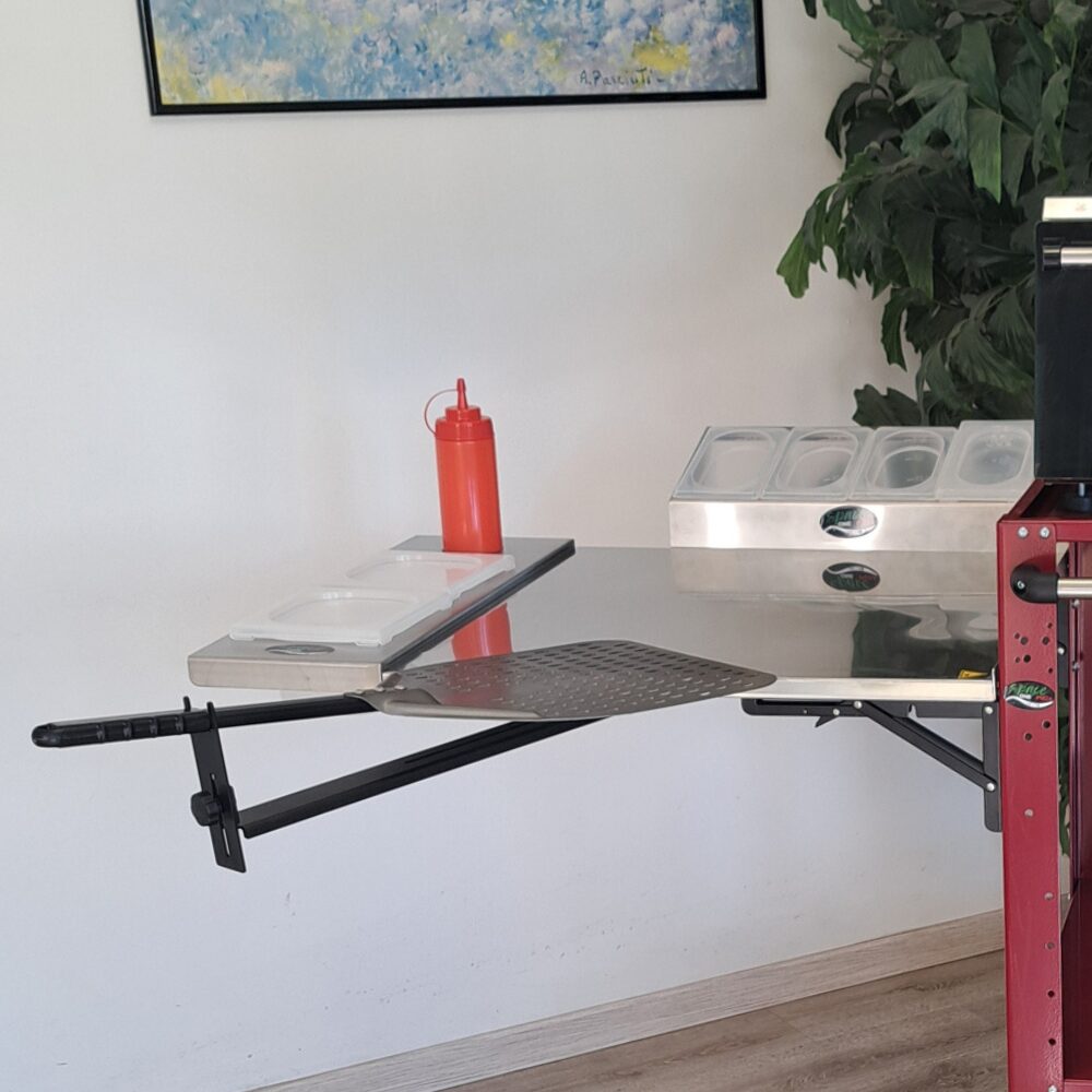 Dettaglio del supporto tecnico SPACE EASY PIZZA installato su Carrello Space One. L'accessorio sostiene la pala in posizione orizzontale per il caricamento della pizza con metodo napoletano senza fori aggiuntivi.