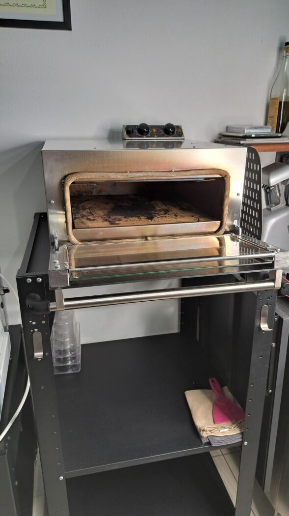 Vista angolata del forno a lavoro terminato. L'eliminazione totale della patina bruna mette nuovamente in risalto la qualità costruttiva della scocca.
